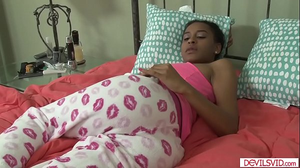 Ebony babe frappé par son beau-père blanc