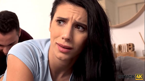 La brune cherchait son téléphone quand sa main s’est coincée