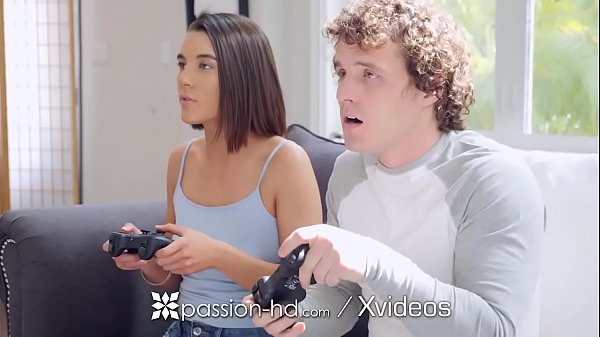 Belle-soeur baise une grosse bite! Lien de jeu vidéo