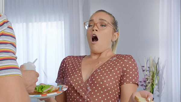 Elle aime sa bite dans la cuisine Brazzers