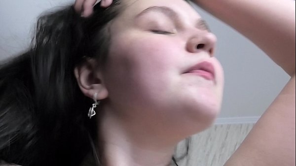 18 TEEN HORNY SLUT BRUNETTE GROS CUL SUCKS BAISE STEP père