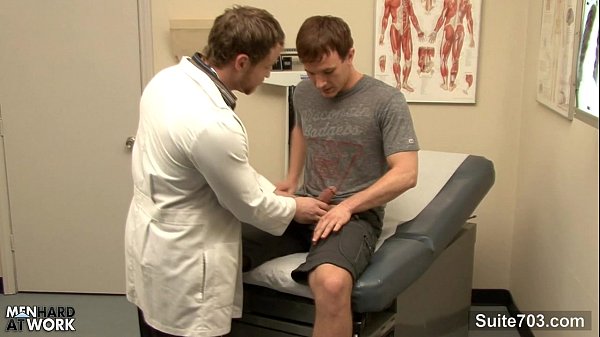 Une patiente sexy se fait baiser par un médecin gay