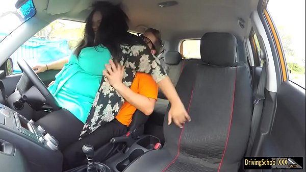 BBW pilonné par un instructeur de conduite excité