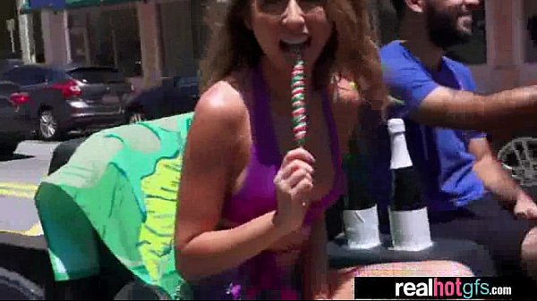 Sexe dur effectuer devant la caméra par une superbe copine chaude