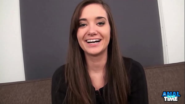 La mignonne aux cheveux bruns Gia Paige prend un creampie anal