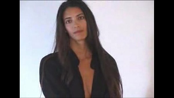 Des filles inconnues sucent – qui est-elle