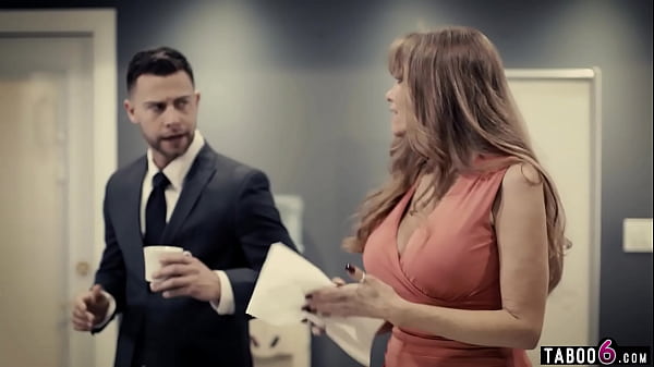 La secrétaire mamie Darla Crane baise son nouveau jeune patron dans son bureau