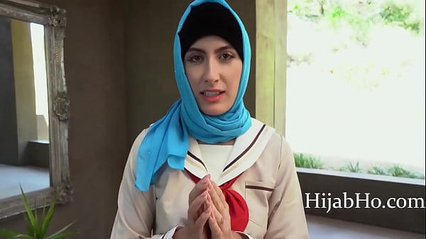 Apprendre à une fille en hijab à baiser