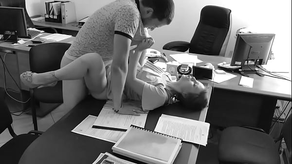 Le patron baise sa petite secrétaire sur la table du bureau