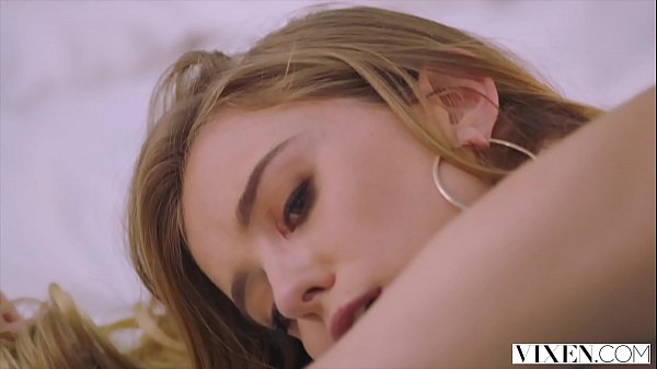 Le modèle a des relations sexuelles sauvages incroyables avec son patron