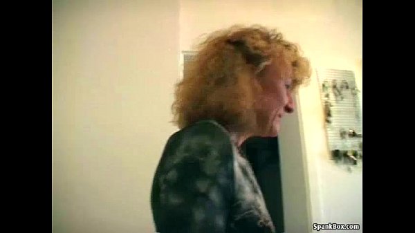 La nonna selvaggia mostra le sue capacità di succhiare