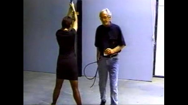 Mallory déshabillé et fouetté
