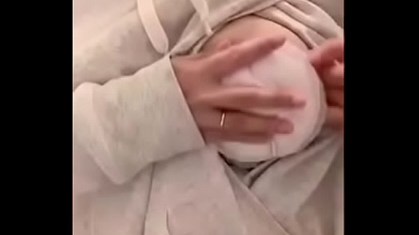 Les Seins De Lactation De La Mariée 9