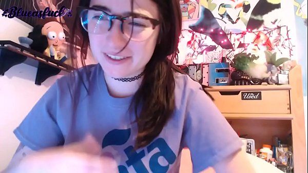 Nerd mignon s’amusant en anal et gode