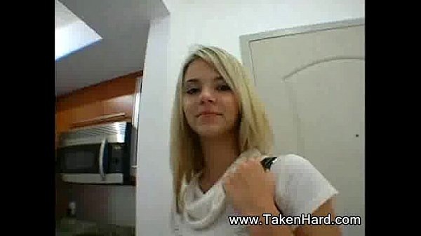 Baiser une jolie teen blonde aux gros seins !