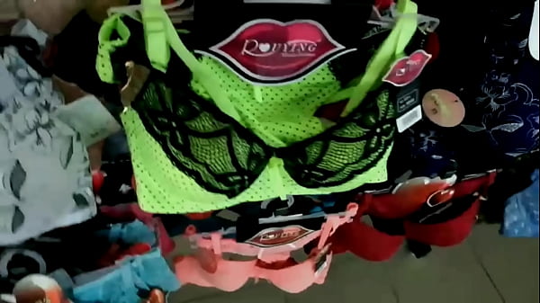 Culotte vraiment mouillée dans le vestiaire du magasin de vêtements