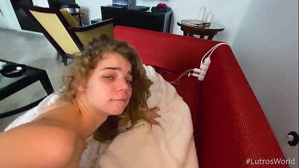Jeune ado mignonne transformée en une sale petite salope