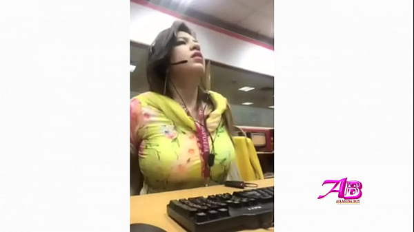 Imo Call With Big Boobs Girl dans un centre d’appels