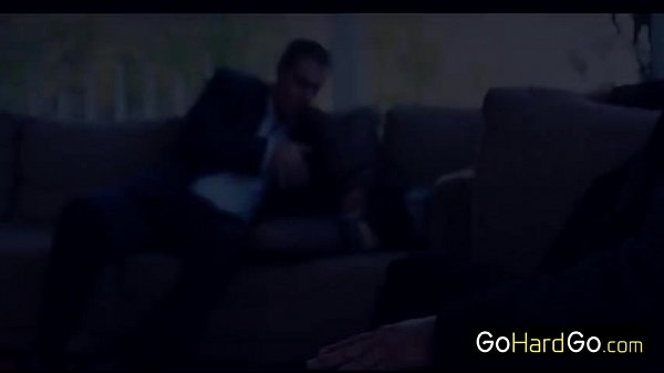 Salope chic qui fait plaisir à deux hommes porno HD