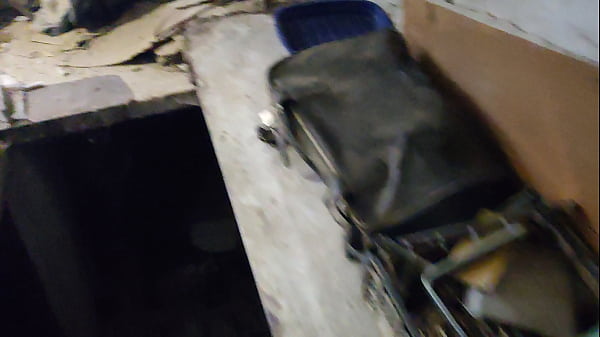 J’ai rencontré une fille poilue sexy se masturbant dans mon garage et baisée