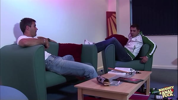 Avant de nettoyer leur chambre, la brune est désespérée