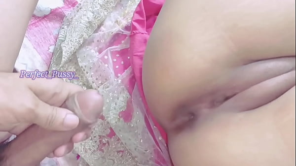 Grosse bite baise un couple marié dans un village indien