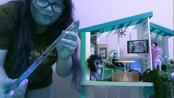 Eleanor Glister Scara se masturbe avec un tube Wonder