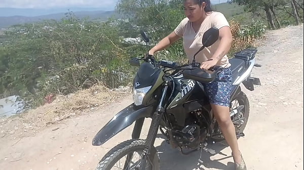 Ça échoue en conduisant la moto mais ça ne manque pas de me sortir la bite