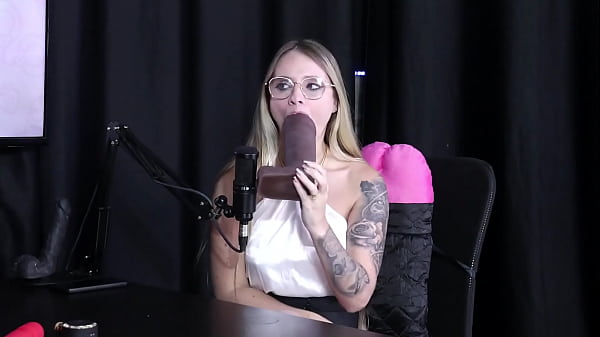 Hot babe essaie de faire une pipe à une énorme bite épaisse