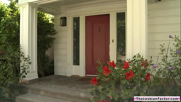 Une MILF lesbienne baise son employée adolescente blonde