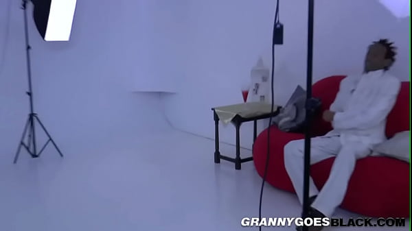 Mariée mature donne la tête et chevauche une bite noire