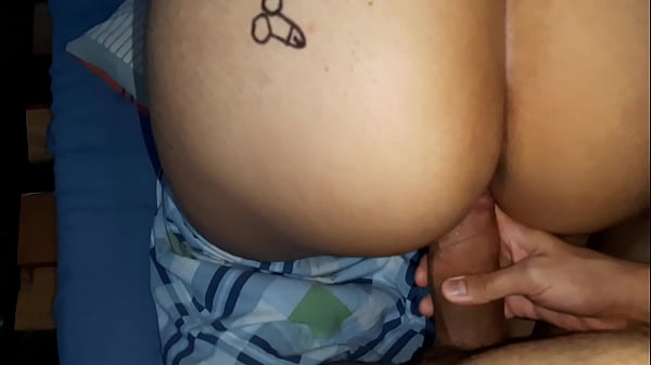 Mon voisin me gratte le dos et m’enregistre pour ses vidéos pornographiques