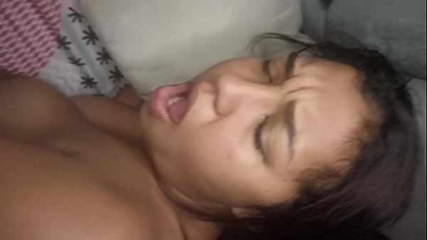 Une brune colombienne se repose et son petit ami entre pour l’interrompre