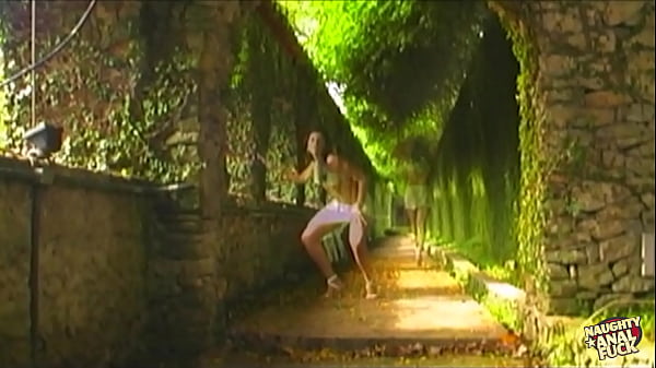 Latina sexy se promène dans la jungle