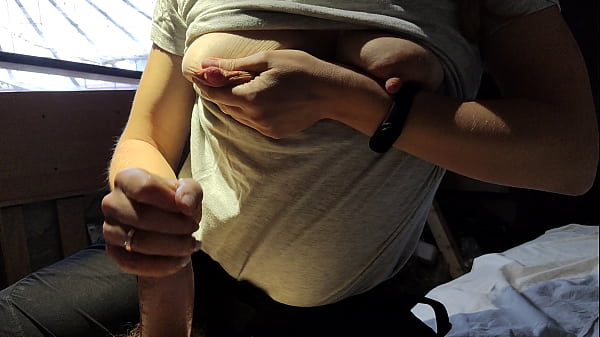 MILF sexy aux seins laiteux se fait caresser et se masturber