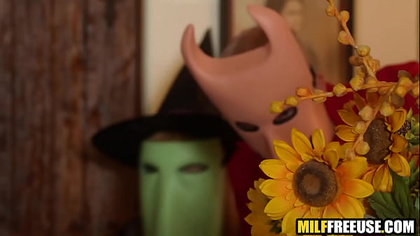 Demi-frères et belle-soeur utilisent gratuitement leur belle-mère pendant Halloween