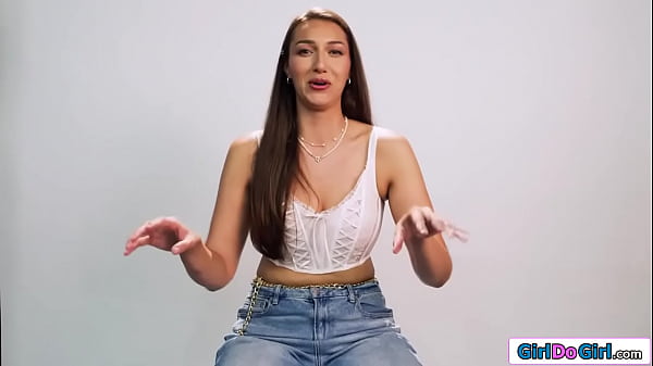 Bella Rolland doigte jusqu’à l’orgasme