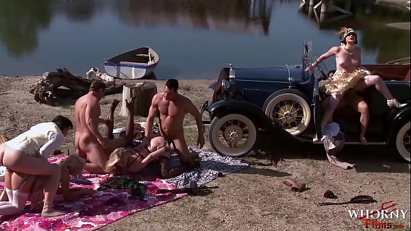 Meilleure orgie porno en plein air de tous les temps Des filles chaudes se livrent à une baise en grand groupe