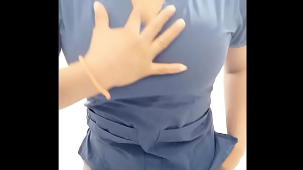 COMME ELLE A UNE CHAÎNE PORNO MONTRE SES BEAUX SEINS SEXY