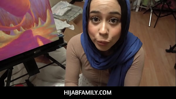 La belle-soeur brune sexy avec hijab Dania Vegax