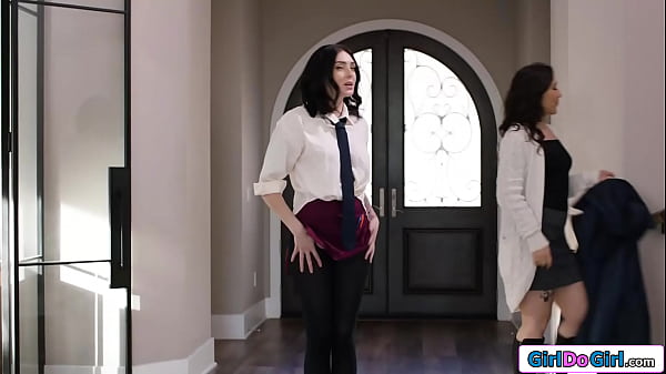 la serveuse se fait baiser par une MILF lesbienne dominante