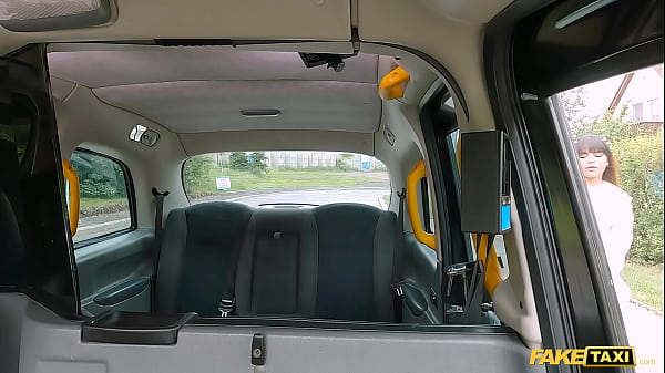 Un faux chauffeur de taxi surpris en train de se masturber devant des latinas sexy SELFIES NUS