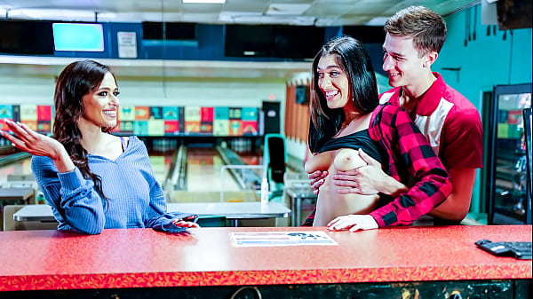 J’utilise ma petite amie et sa belle-mère pendant notre partie de bowling