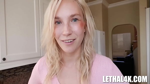 Le désir du patron : le moment passionné de Claire Roos avec Jerry Kovak