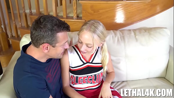 La pom-pom girl 36C Braylin prend la bite de Jerry profondément et durement !