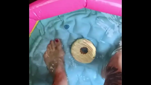 Mes pieds dans la piscine avec des tongs pour te faire enlever