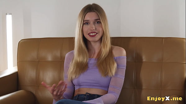 De superbes blondes évoquent des orgasmes intenses avec un vibromasseur.