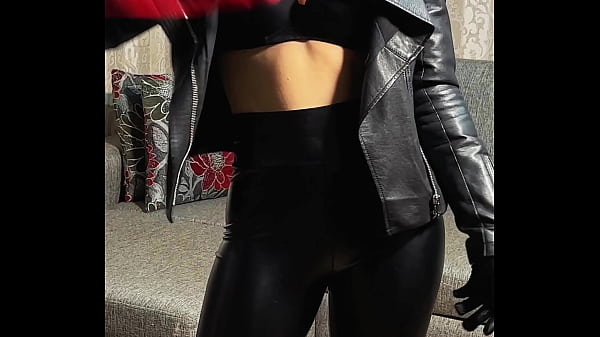 Contrôlé et taquine en leggings et bottes hautes