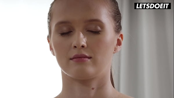 La Tchèque Stacy Cruz se détend après une séance de méditation