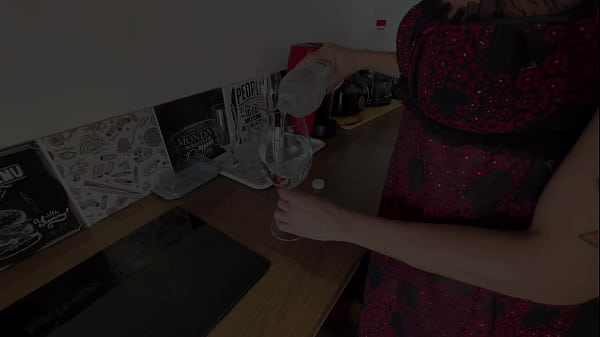 Cette mariée infidèle avec un gros clitoris a donné son cul sans préservatif et a laissé le gars jouir à l’intérieur